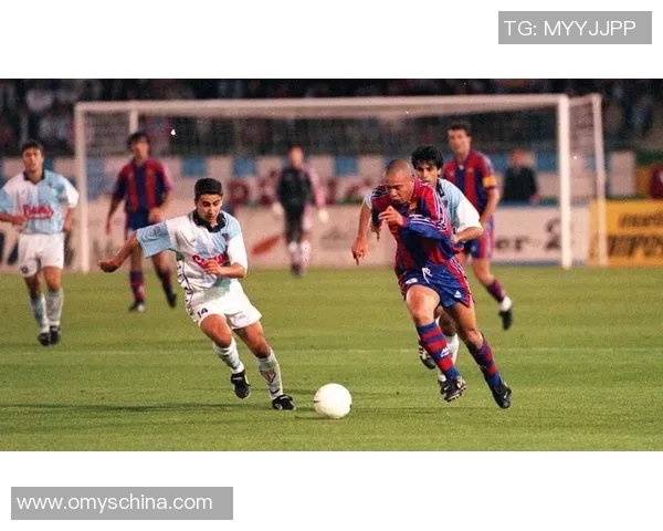 昔日绿茵传奇重聚老足球明星合影留念共忆辉煌岁月 昔日绿茵传奇重聚老足球明星合影留念共忆辉煌岁月